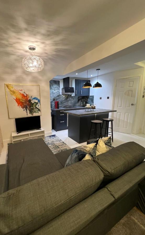 לונדון Newly Renovated Modern Studio Apartment In West Kensington מראה חיצוני תמונה