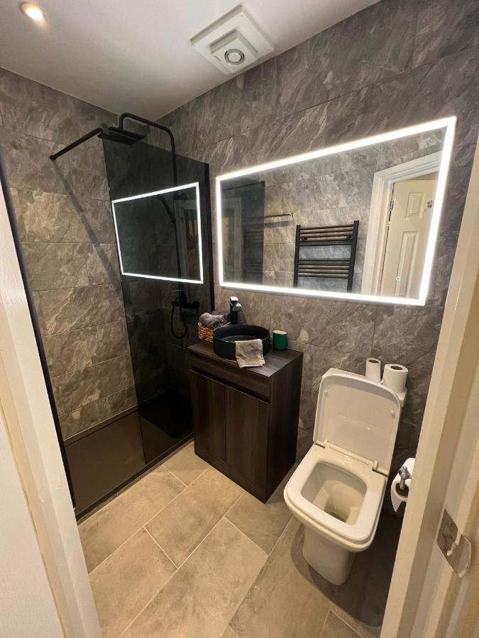 לונדון Newly Renovated Modern Studio Apartment In West Kensington מראה חיצוני תמונה