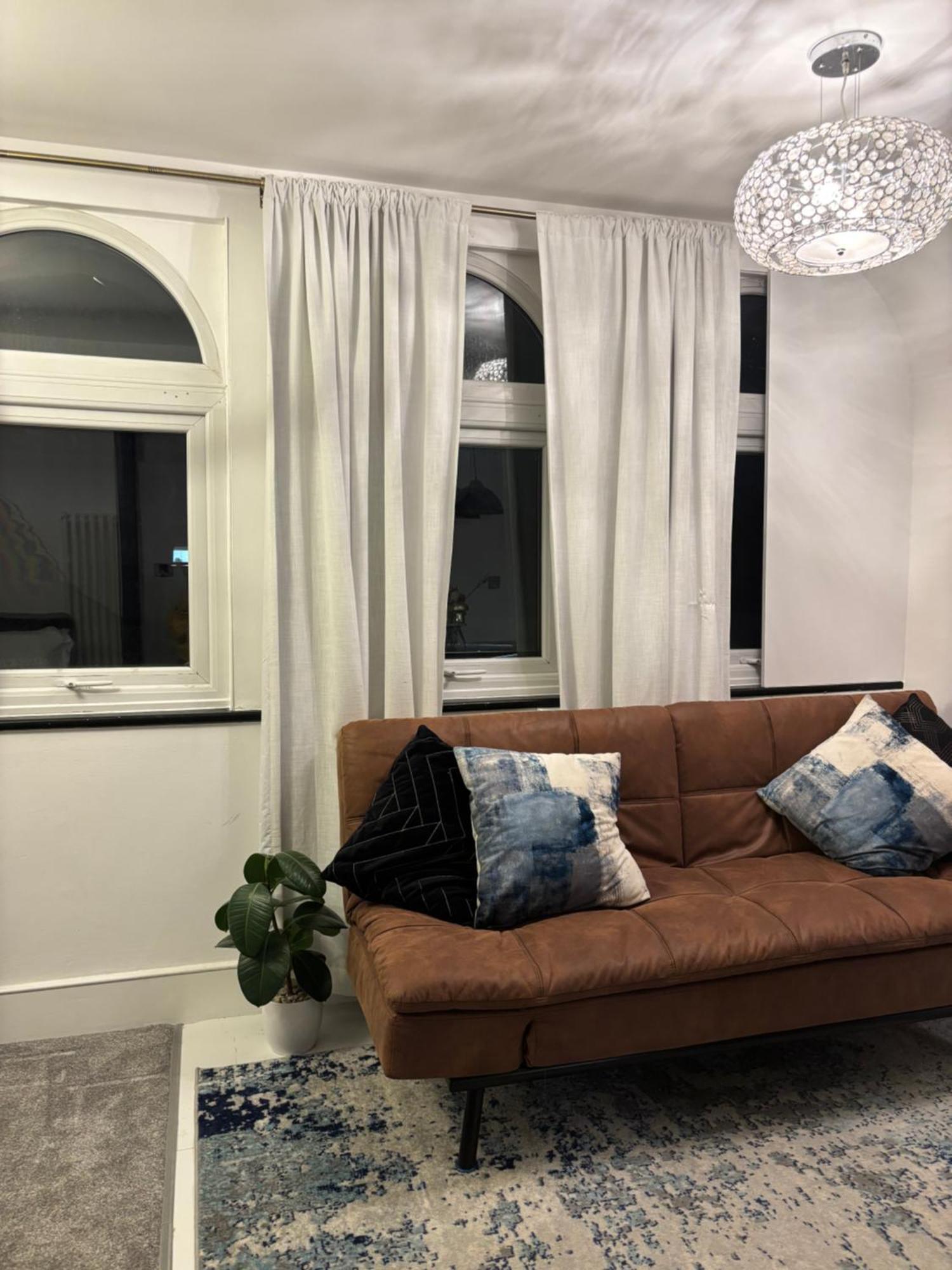 לונדון Newly Renovated Modern Studio Apartment In West Kensington מראה חיצוני תמונה