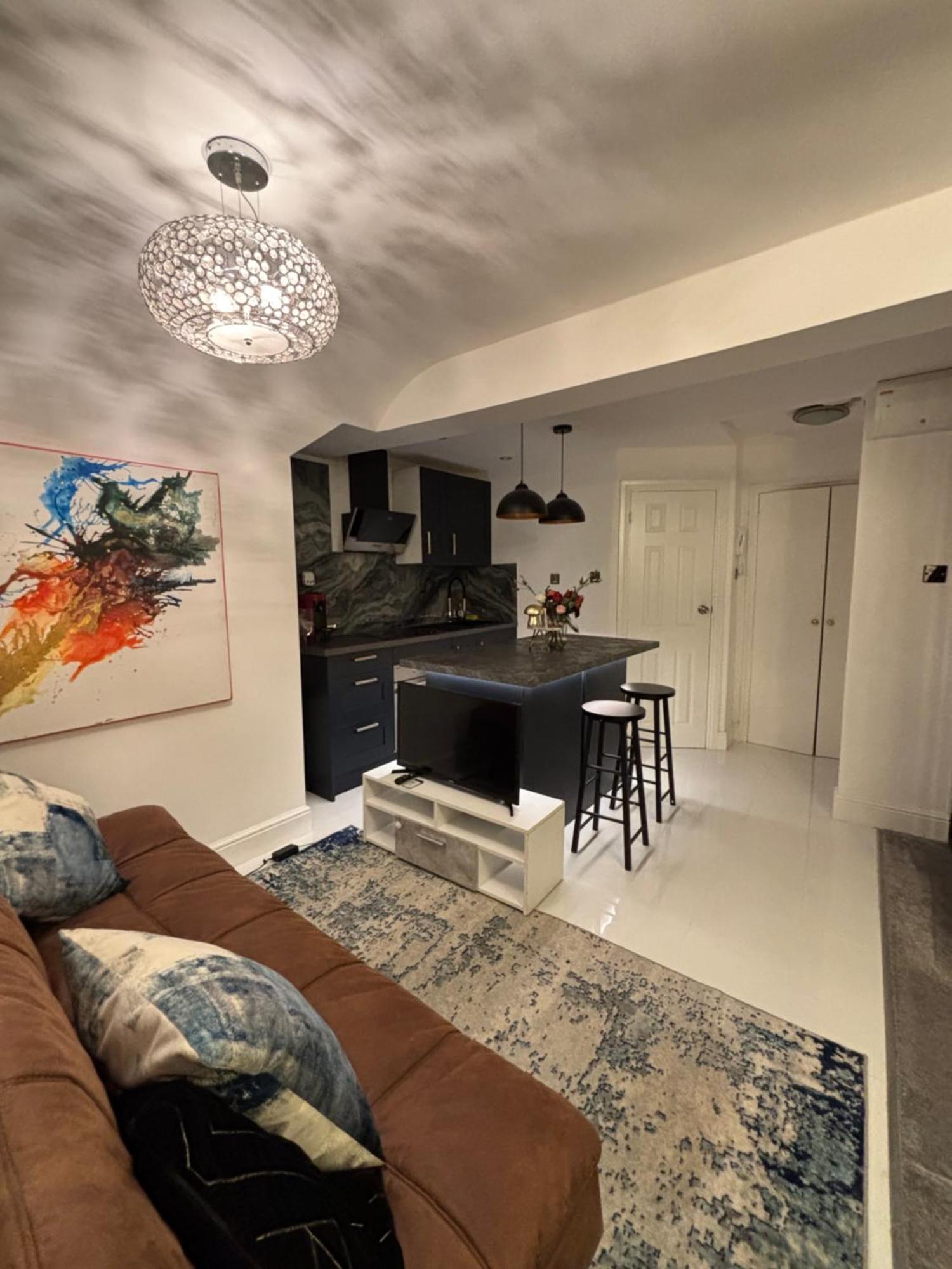 לונדון Newly Renovated Modern Studio Apartment In West Kensington מראה חיצוני תמונה